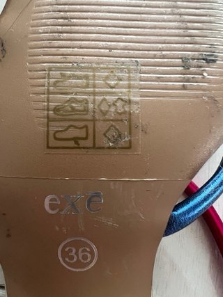 Sandalias doradas piel tacón bloque