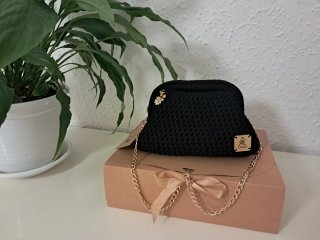 Cartera de mano negro con cadena dorada