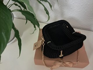 Cartera de mano negro con cadena dorada