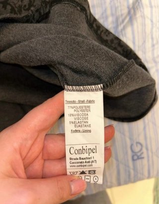 Vestito grigio con fiori neri