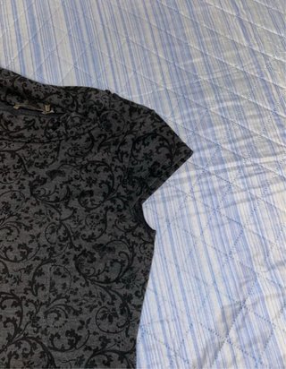 Vestito grigio con fiori neri