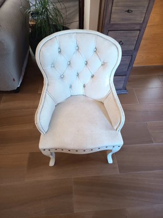 Poltrona bianca in stile vintage