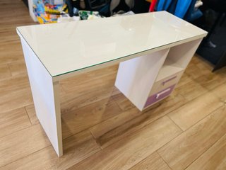 Mesa de escritorio 140×50 con cristal y cajonera