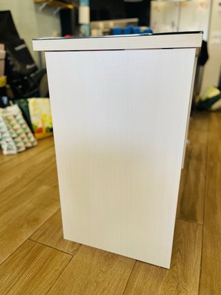 Mesa de escritorio 140×50 con cristal y cajonera