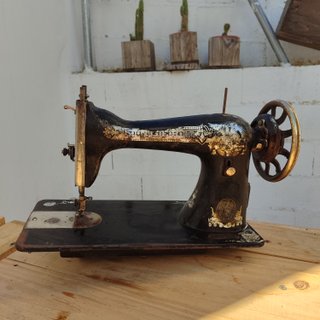 Máquina de coser SINGER antigua decorativa