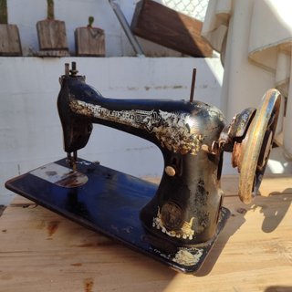 Máquina de coser SINGER antigua decorativa