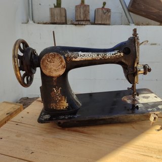 Máquina de coser SINGER antigua decorativa
