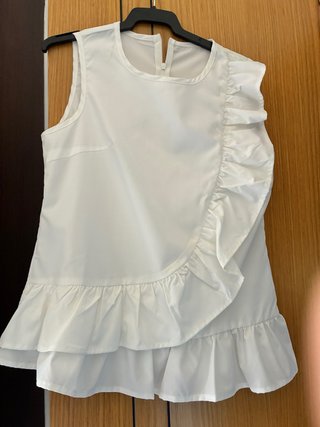 Blusa blanca con volantes