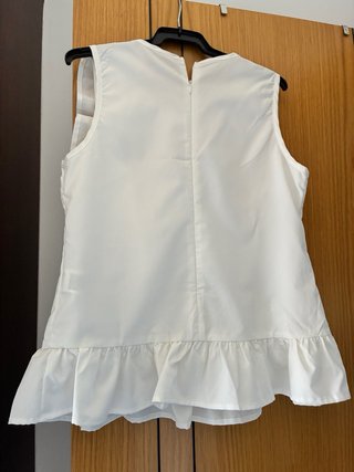 Blusa blanca con volantes