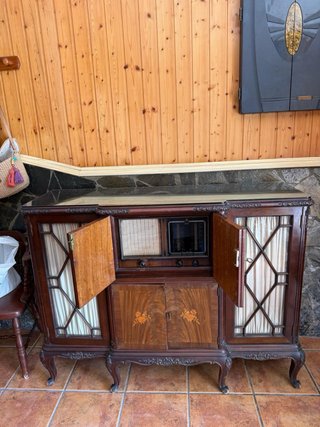 Buffet antiguo con radio integrada