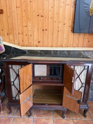Buffet antiguo con radio integrada