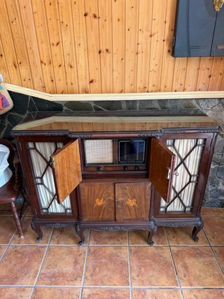 Buffet antiguo con radio integrada