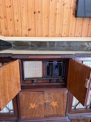 Buffet antiguo con radio integrada