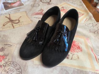 Zapatos botín negros con tacón.
