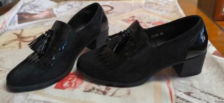 Zapatos botín negros con tacón.