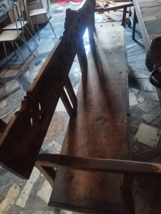 Bancos y mesa de madera rústica, escaños de madera