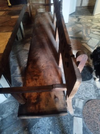 Bancos y mesa de madera rústica, escaños de madera
