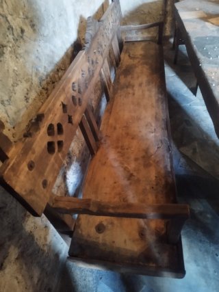 Bancos y mesa de madera rústica, escaños de madera