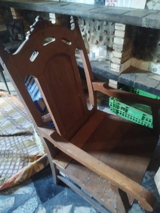 Bancos y mesa de madera rústica, escaños de madera