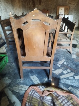 Bancos y mesa de madera rústica, escaños de madera