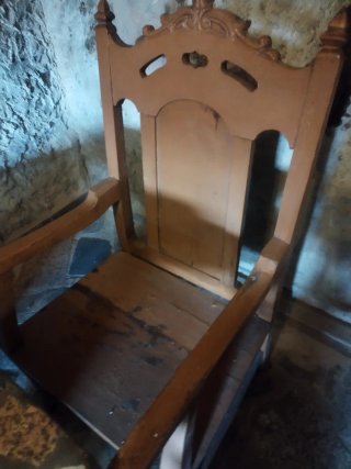 Bancos y mesa de madera rústica, escaños de madera