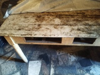 Bancos y mesa de madera rústica, escaños de madera
