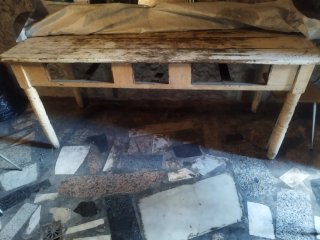 Bancos y mesa de madera rústica, escaños de madera