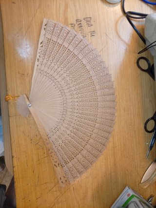 Abanico chino madera calada sándalo