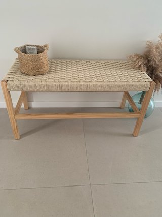 Banco de madera y ratán tejido