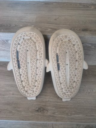 Ciabatte con design squalo beige