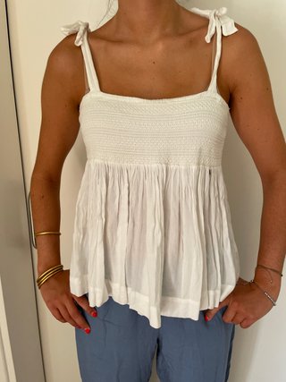 Top blanco con tirantes anudados