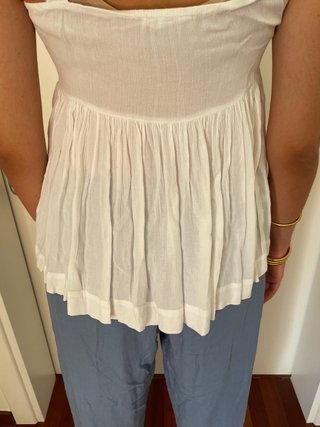 Top blanco con tirantes anudados