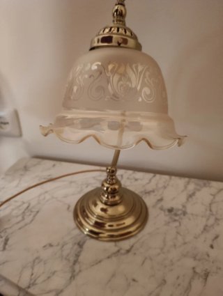 2 Lámparas de mesa dorada y cristal