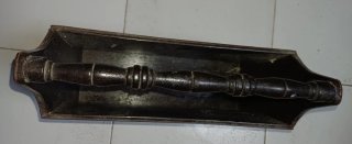 Revistero de madera con diseño precolombino