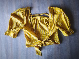 Blusa de verano a rayas amarillas