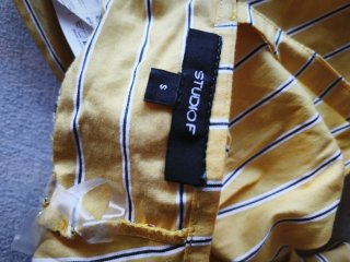Blusa de verano a rayas amarillas