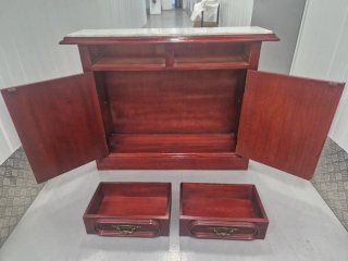Mueble recibidor color  vino,  con tapa de mármol