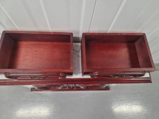 Mueble recibidor color  vino,  con tapa de mármol