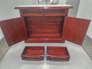 Mueble recibidor color  vino,  con tapa de mármol