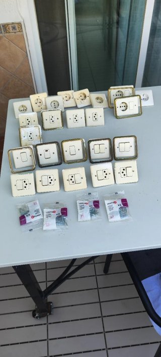 Lote enchufes e interruptores antiguos