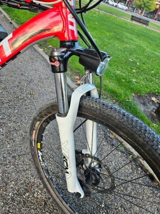 Bicicleta Eléctrica Giant Roja