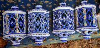 Aplique de pared cerámica azul y flores