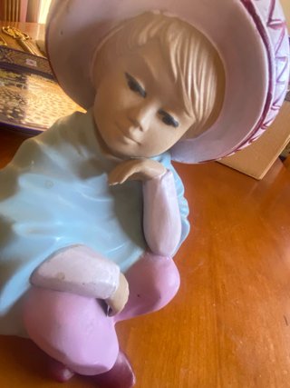 Figura de porcelana niña sombrero