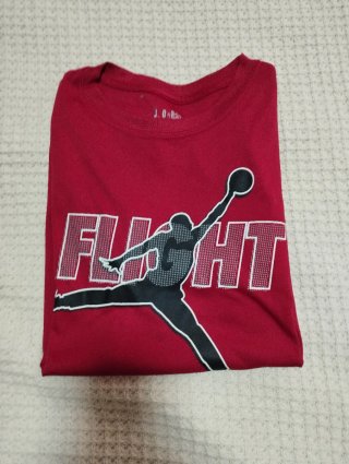 Camiseta Jordan Flight Roja para niños.