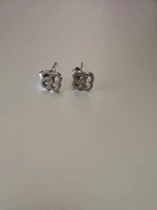 Conjunto de bisutería: collar, anillo y pendientes