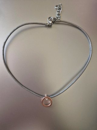 Conjunto de bisutería: collar, anillo y pendientes