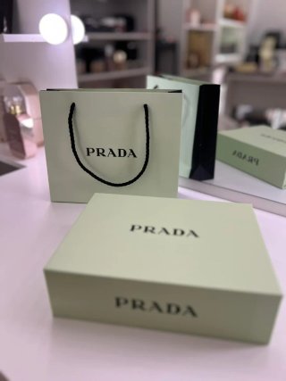 Bolsa y caja Prada verde