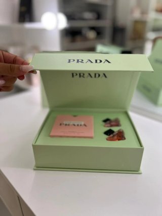 Bolsa y caja Prada verde