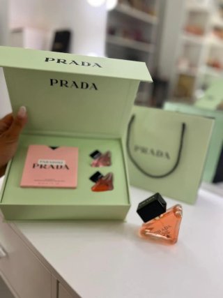 Bolsa y caja Prada verde
