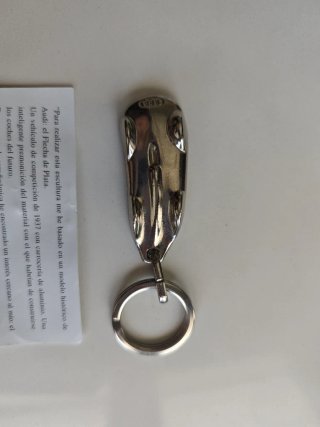Llavero-escultura oficial de Audi"Flecha de plata"